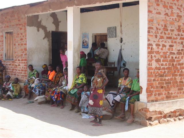 Mothers at Semembele clinic before refurbishment